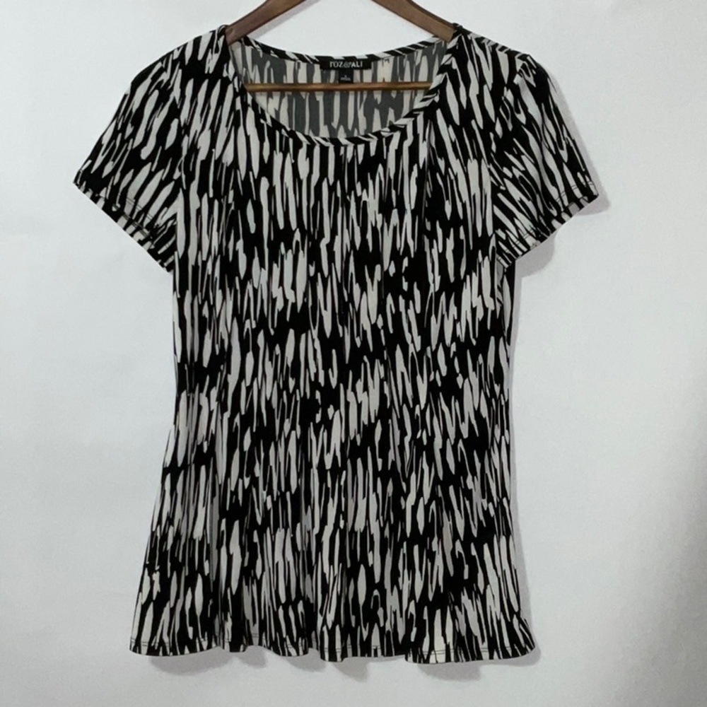 ☀️Roz & Ali top, Size S, flattering fit.